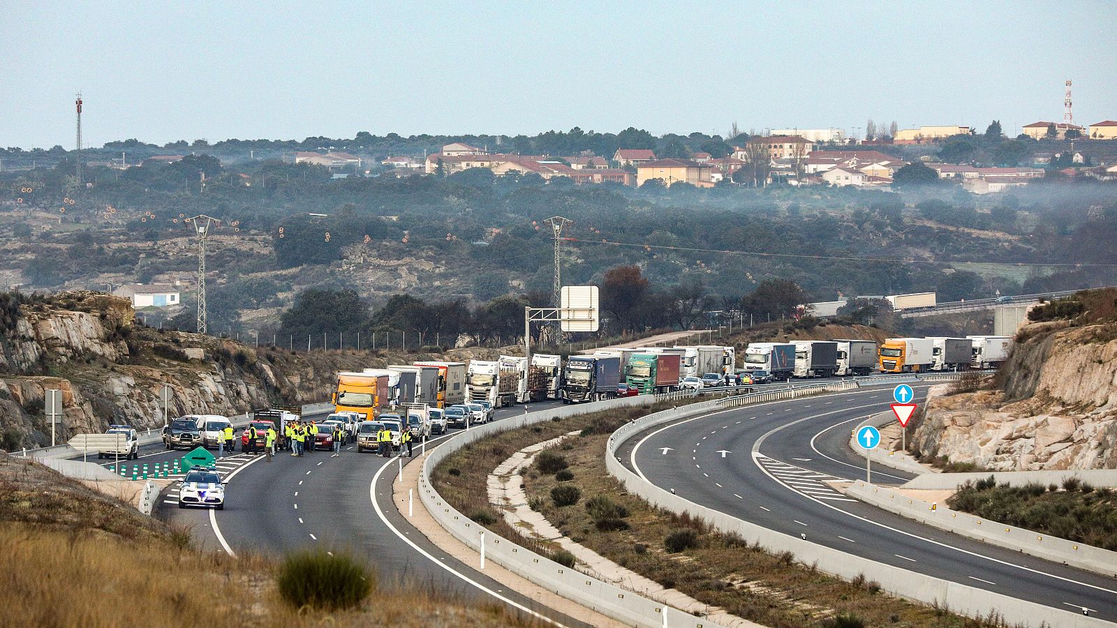 Los agricultores cortan la Autovía E-80 y la N-620 en la frontera hispanolusa