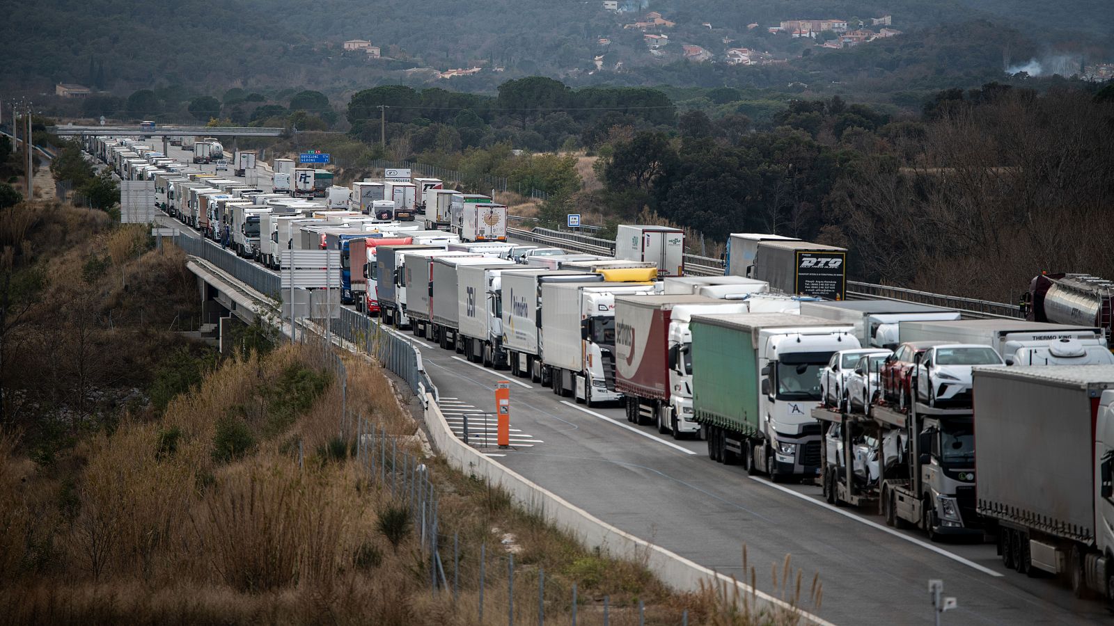 Camiones parados durante el corte de la A-9 francesa por una protesta de agricultores franceses