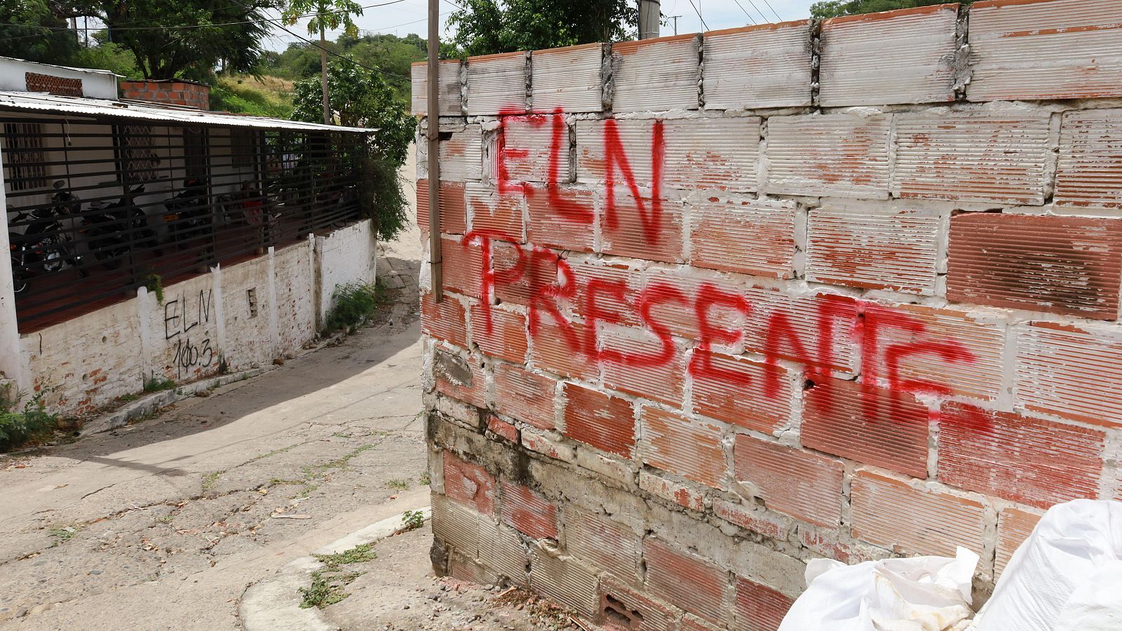 Fotografía de un muro de una casa marcada con un grafiti del grupo guerrillero del ELN