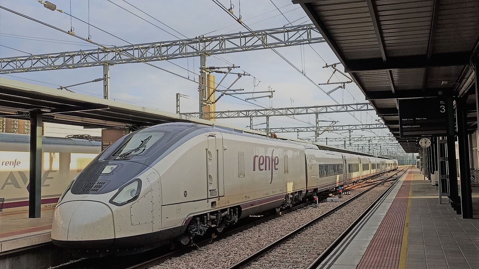 Uno de los nuevos trenes S106 de los que dispone Renfe