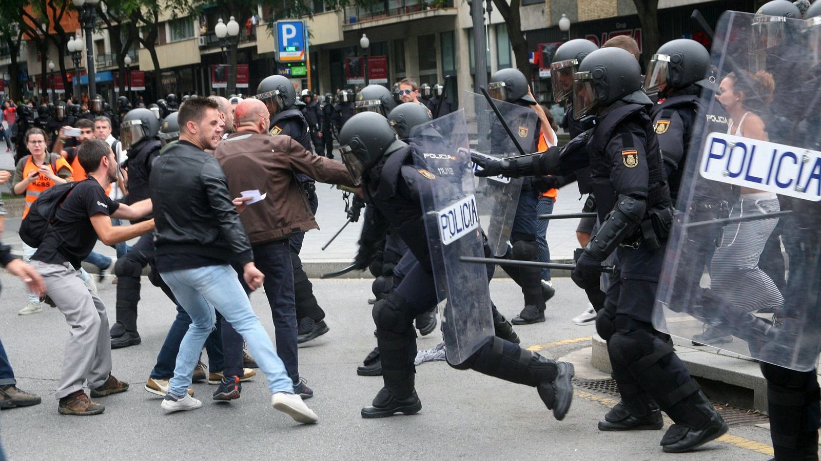 Agentes de la policía nacional intentan retirar a los concentrados en el instituto IES Tarragona durante el 1-O