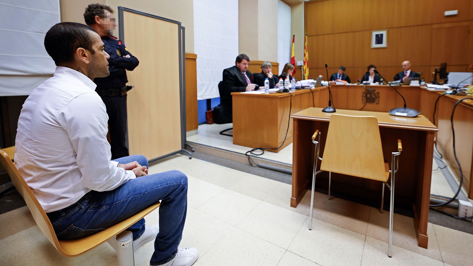 El jugador de futbol brasiler Dani Alves assegut davant del tribunal durant el seu judici a Barcelona