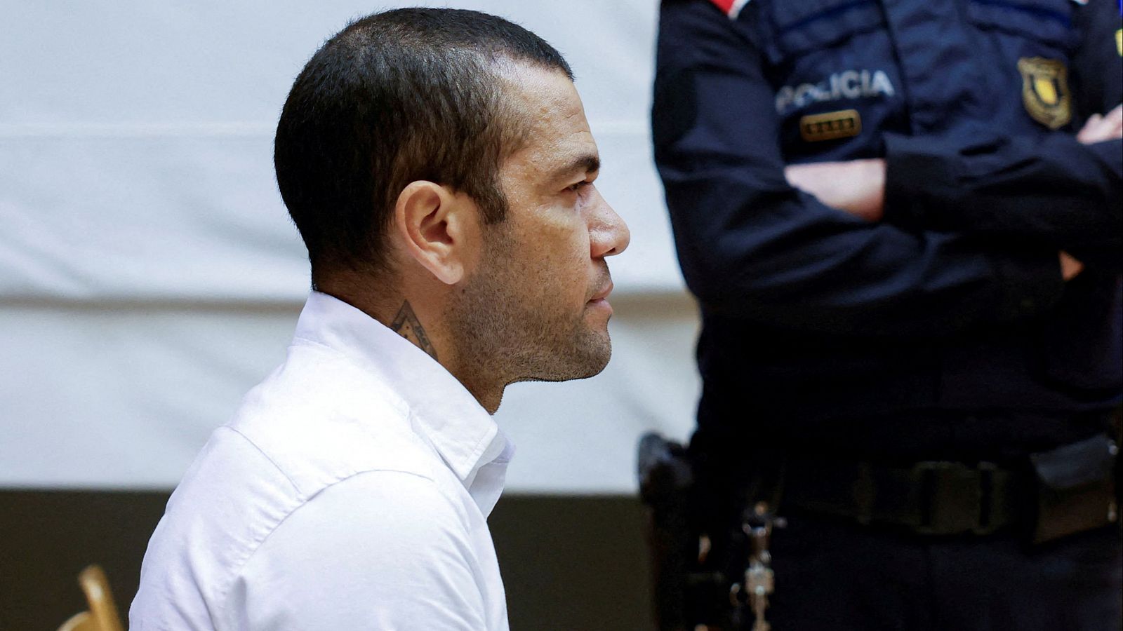El futbolista brasileño Dani Alves comparece ante el tribunal durante el primer día de su juicio en Barcelona,