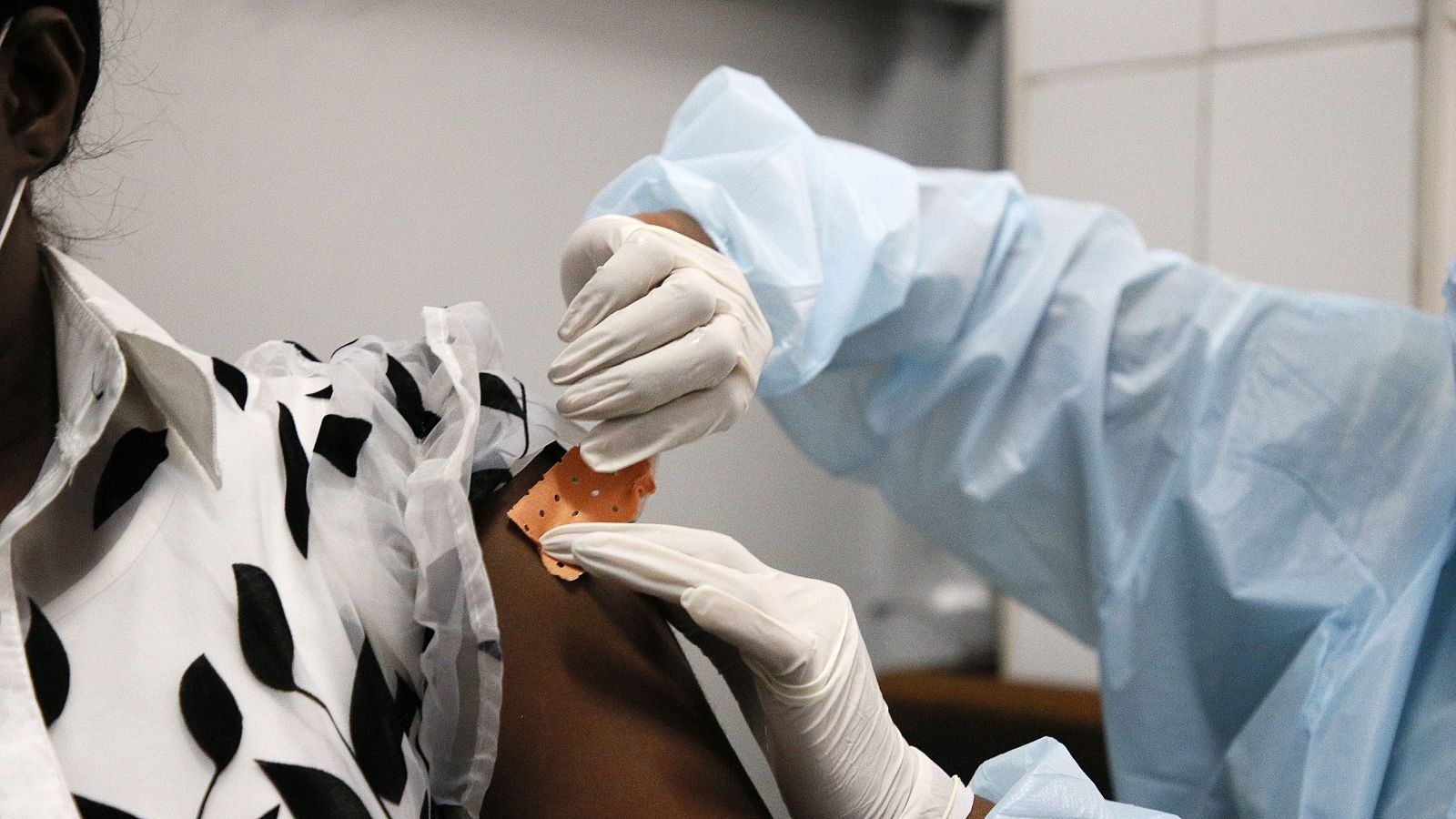 Una mujer recibe la vacuna contra el ébola.