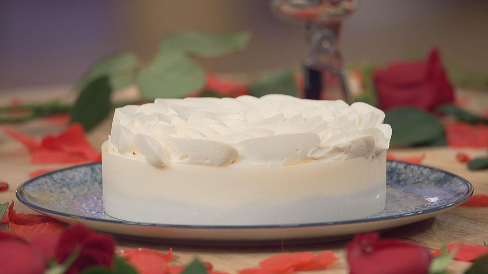 Imagen de la tarta con forma de rosa elaborada por Damián Betular en 'Bake Off'
