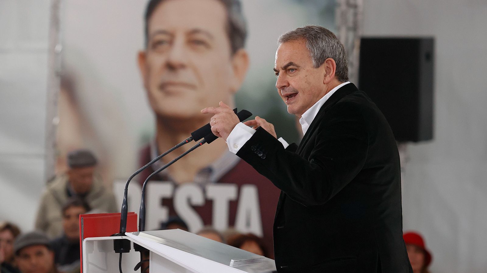El expresidente del Gobierno José Luis Rodríguez Zapatero, en un mitin en Ferrol para apoyar al candidato del PSdeG, José Ramón Gómez Besteiro.