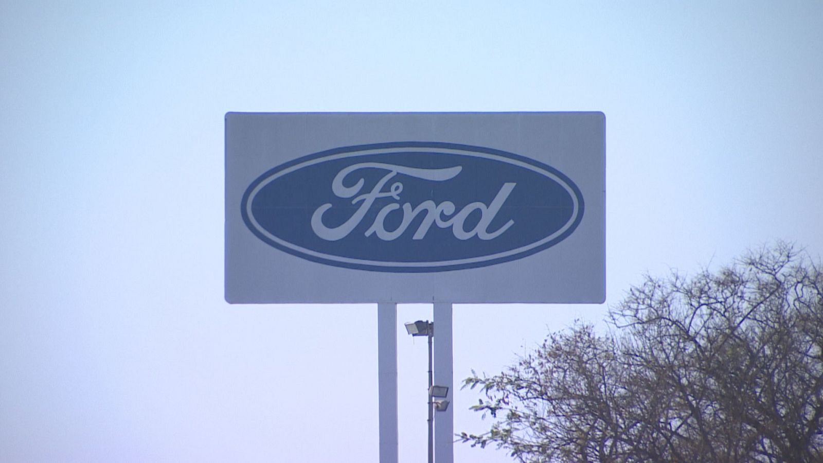 Logo de Ford en una empresa de producción