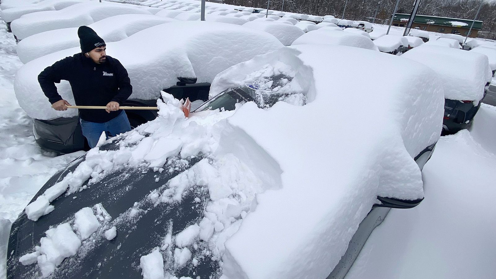 Un hombre retira nieve de un coche en Hazleton, Pensilvania