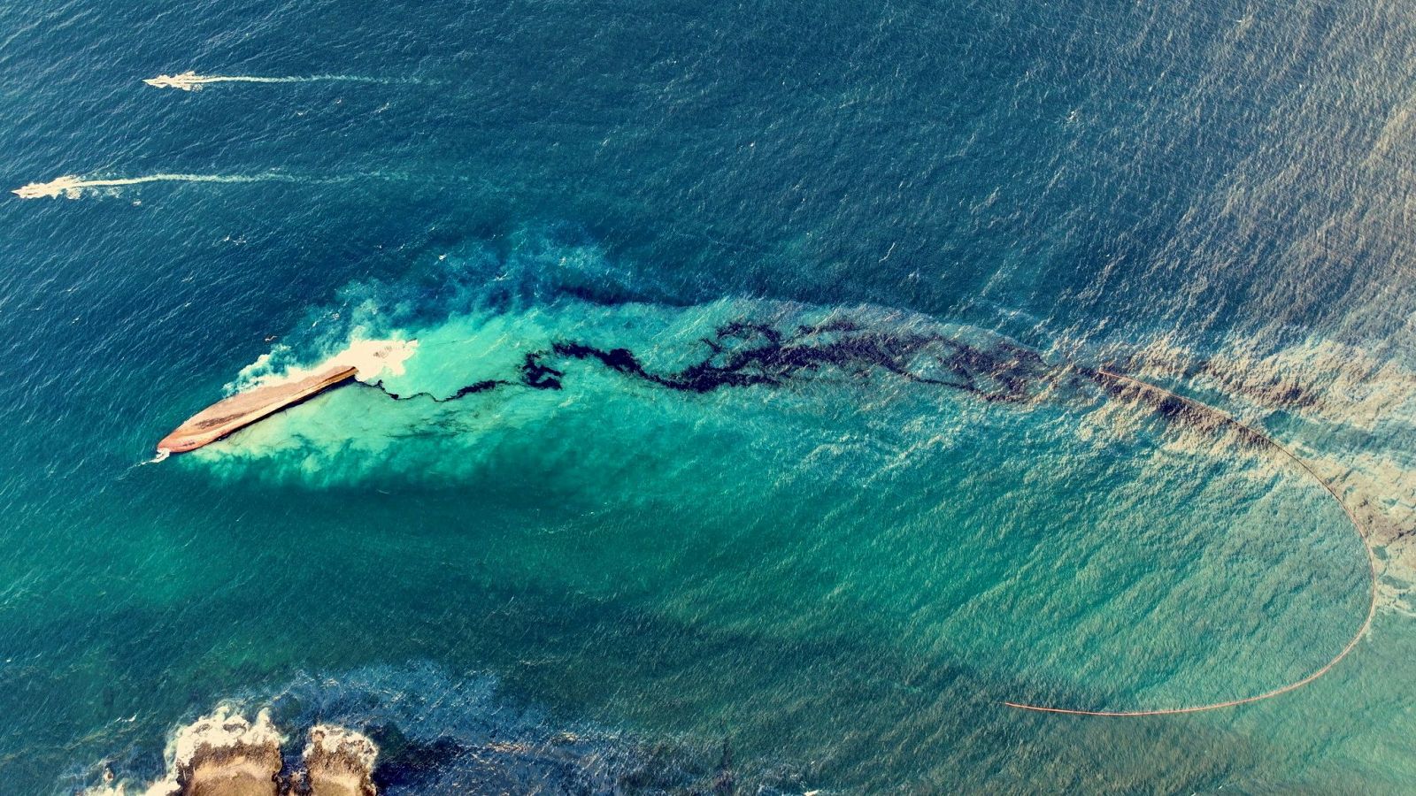 Vista aérea de un derrame de petróleo en la isla de Tobago, en Trinidad y Tobago