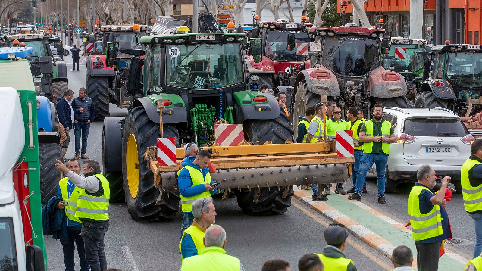 Agricultores del Campo de Cartagena cortan el tráfico a la altura de la Asamblea Regional