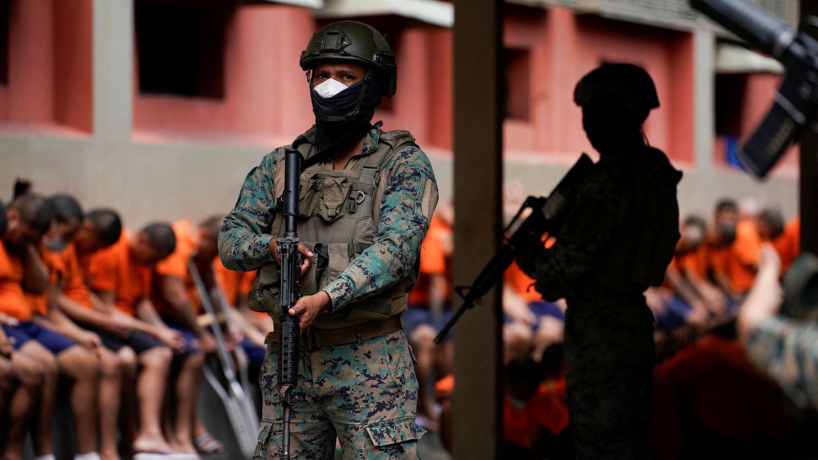 Varios soldados vigilan en una prisión en Guayaquil, Ecuador