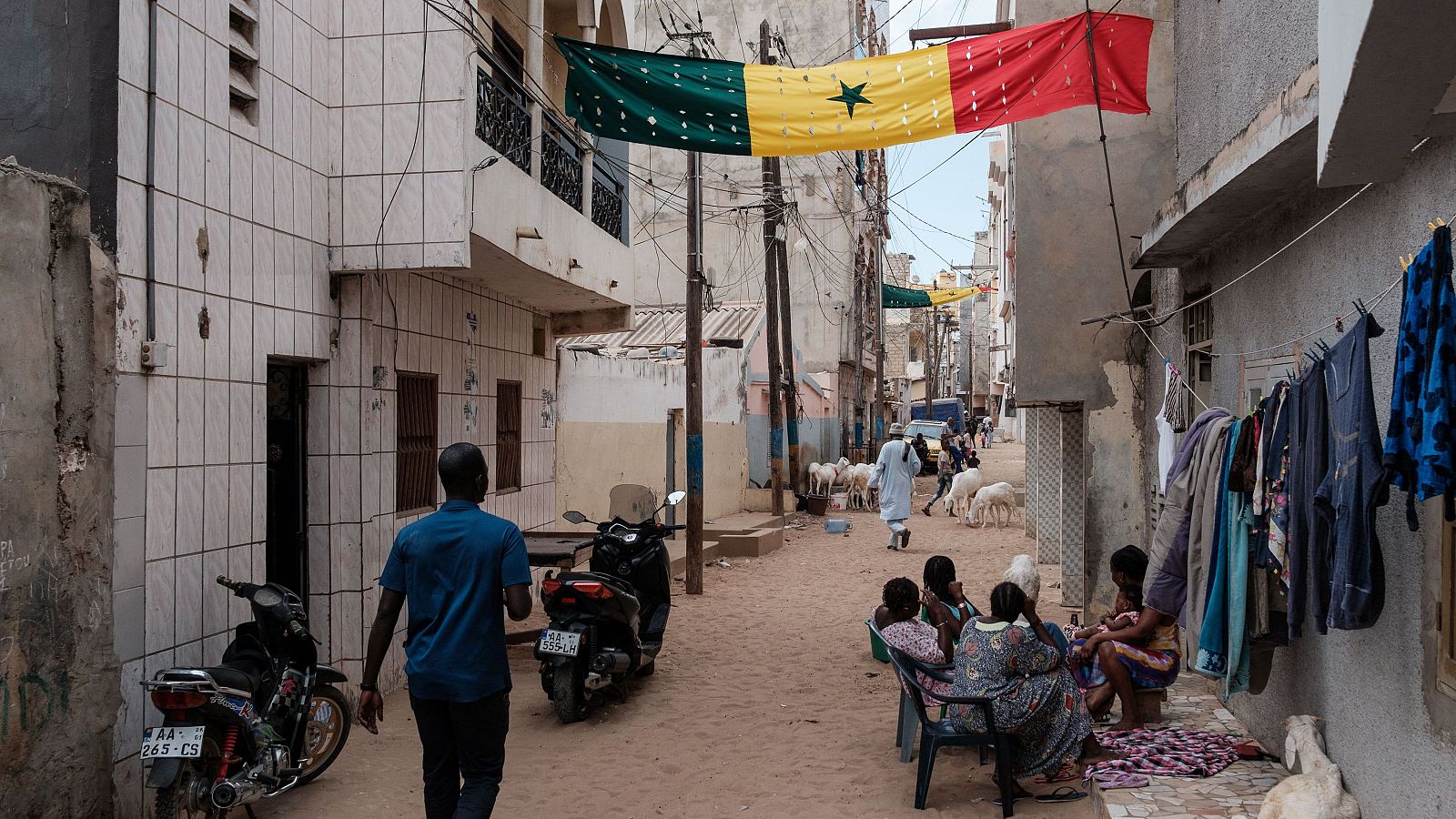 Una bandera de Senegal colgada en una calle de Dakar