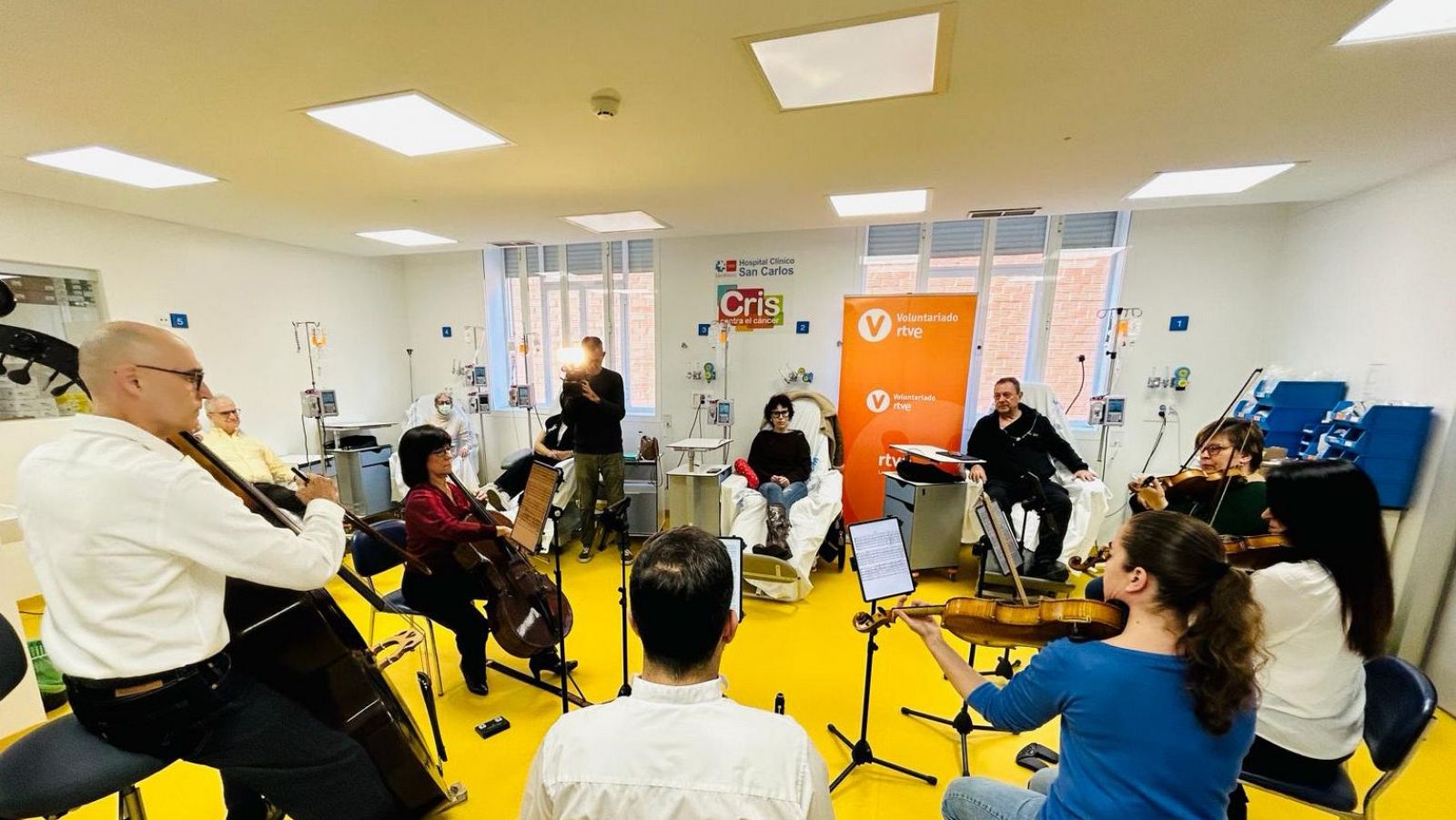 Los intérpretes voluntarios de la Orquesta Sinfónica RTVE animando a los pacientes con su música