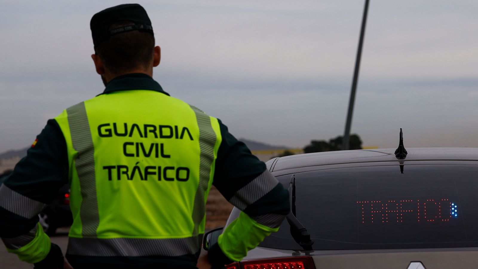 Un agente de la Guardia Civil realiza labores de control en la A3 en Chiva, en Valencia