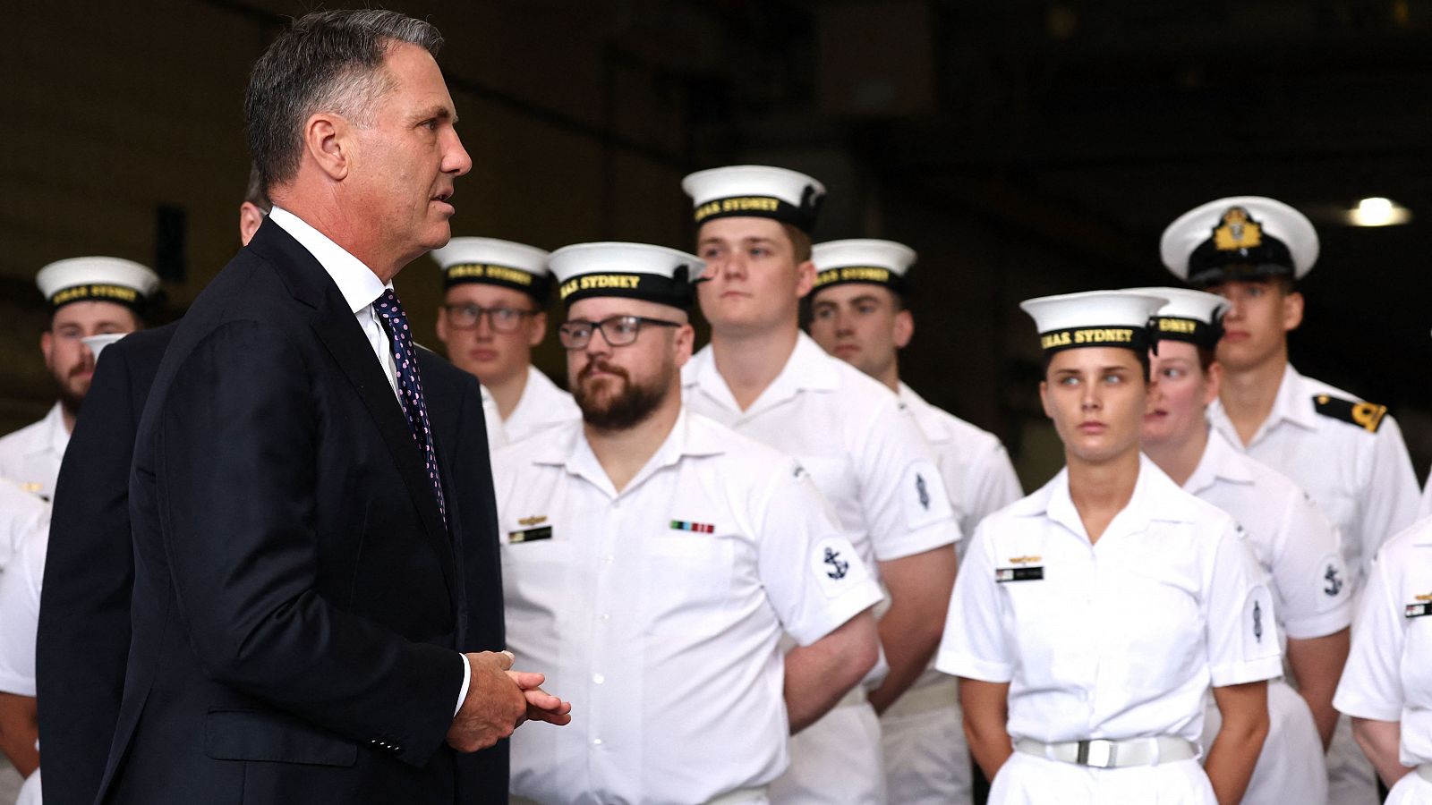 El ministro de Defensa de Australia, Richard Marles, junto a miembros de la Marina Real en Sydney