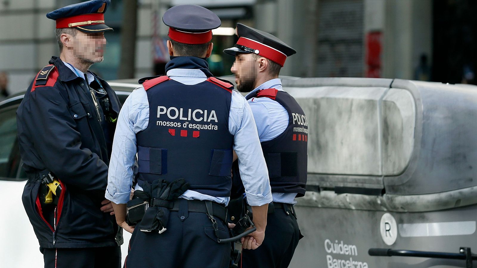 Agentes de los Mossos d'Esquadraen una calle de Barcelona en una imagen de archivo