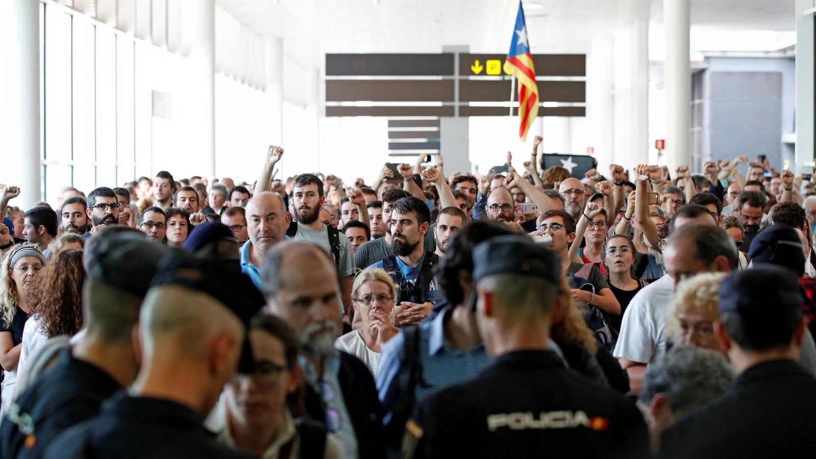 Imagen de la protesta convocada por 'Tsunami Democràtic' en octubre de 2019 en El Prat tras la sentencia del 'procès'