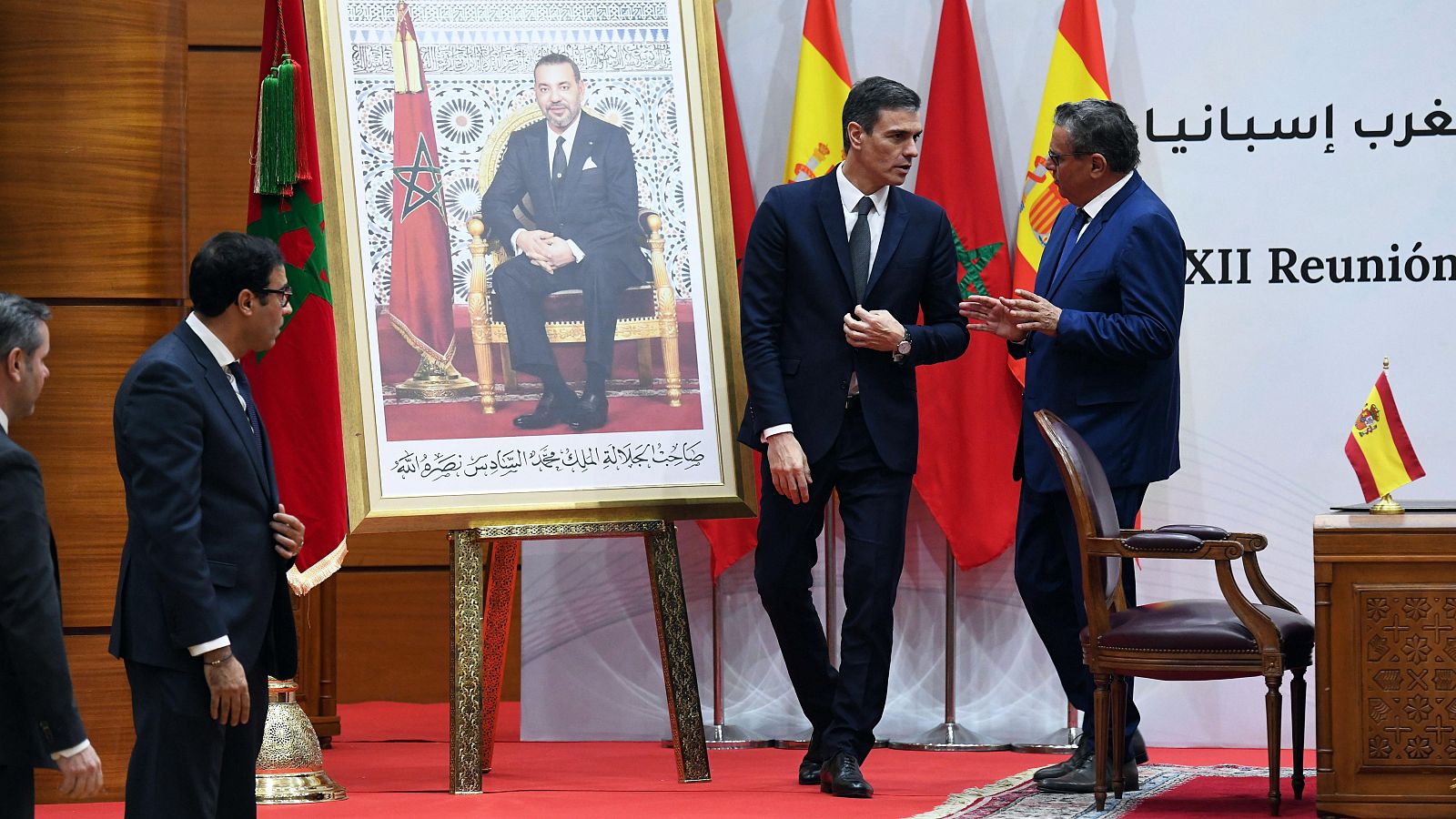 El presidente del Gobierno español, Pedro Sánchez (i), y el primer ministro marroquí, Aziz Akhannouch (d) durante la última visita oficial