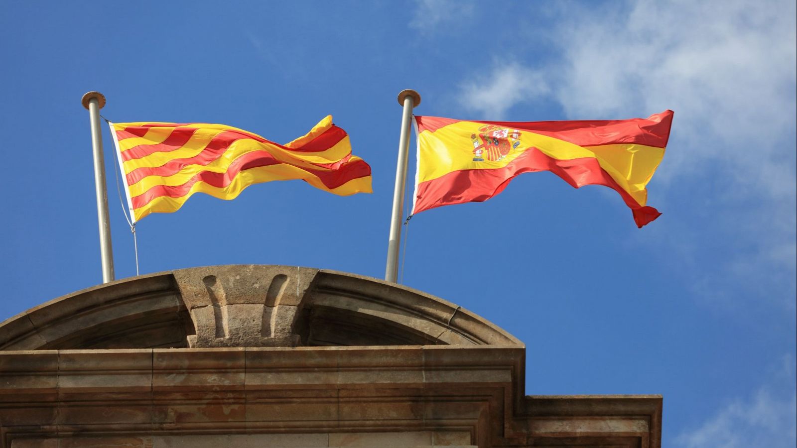 Bandera señera y española izadas