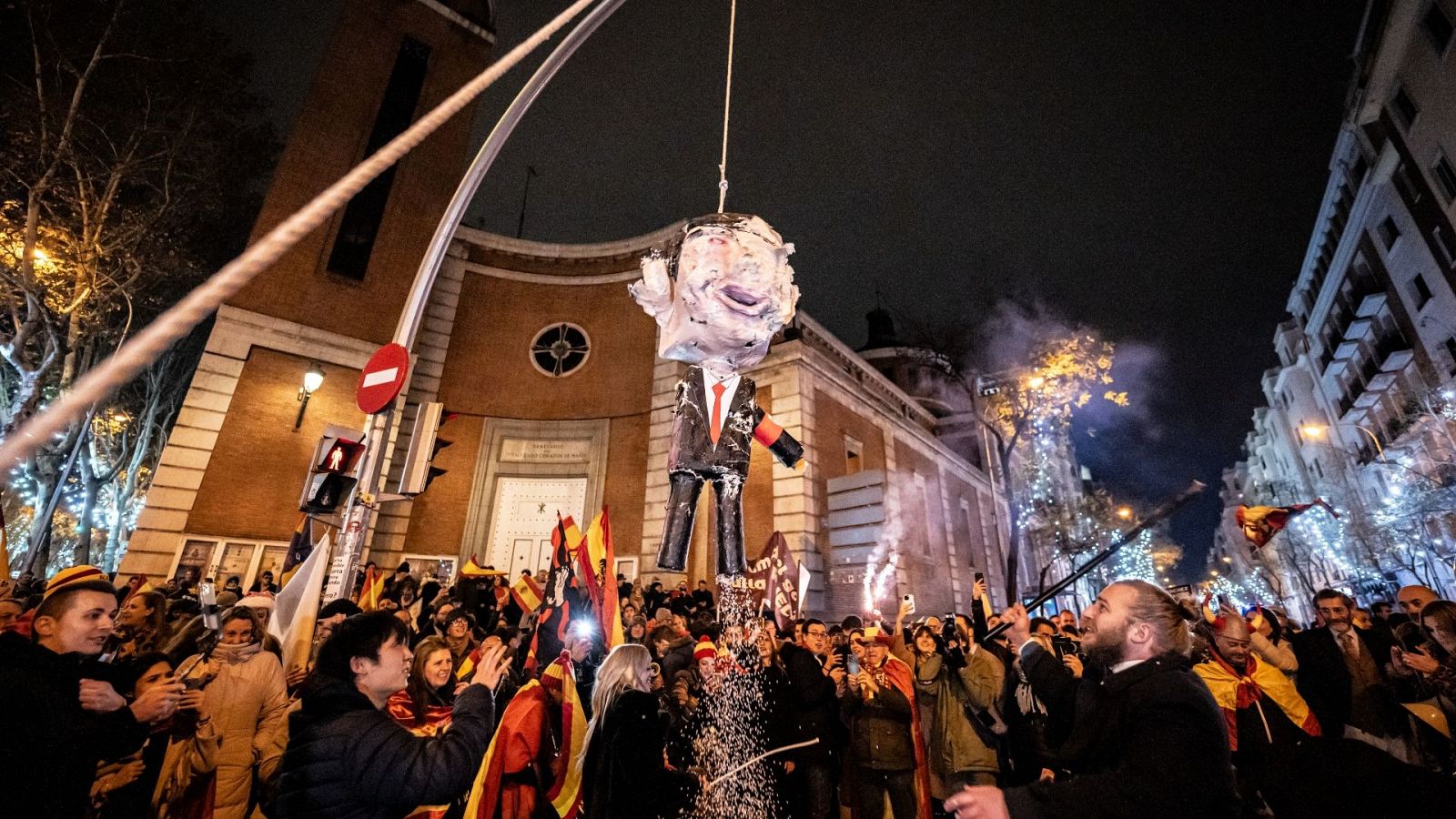 Imagen de la manifestación en la que se apaleó un muñeco que imitaba a Pedro Sánchez
