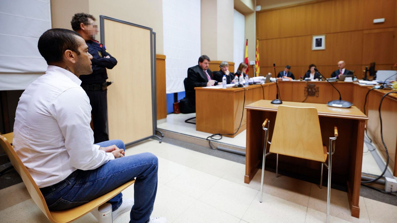 El exfutbolista Dani Alves, sentado en el banquillo de los acusados
