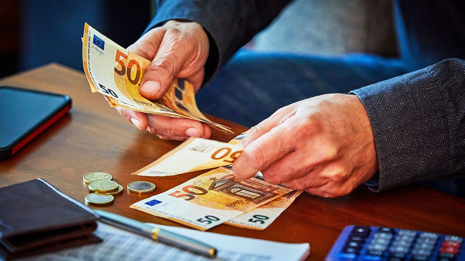 Imagen de archivo de una personas contando billetes de euro