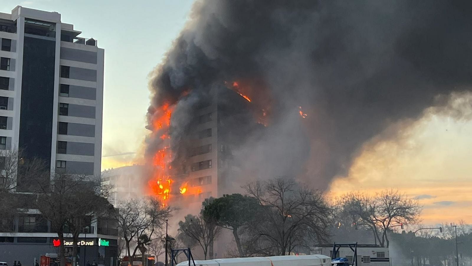 Exterior del edificio incendiado de 14 plantas en Valencia