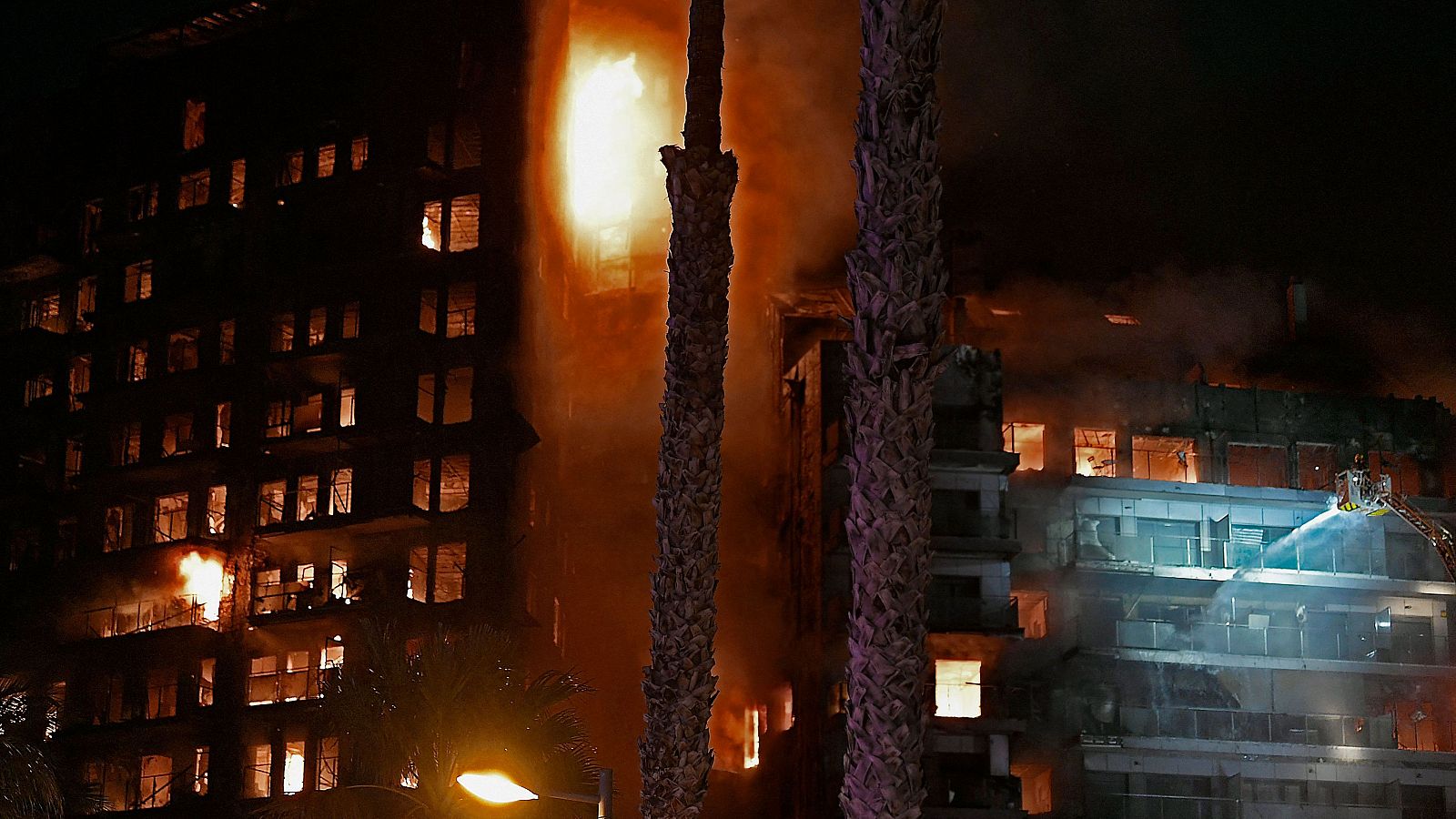 Incendio en Valencia: Los bomberos combaten las llamas del edificio de viviendas