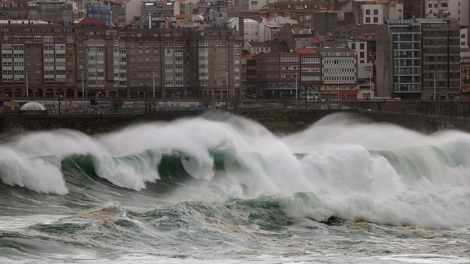 Oleaje fuerte en la ciudad de A Coruña