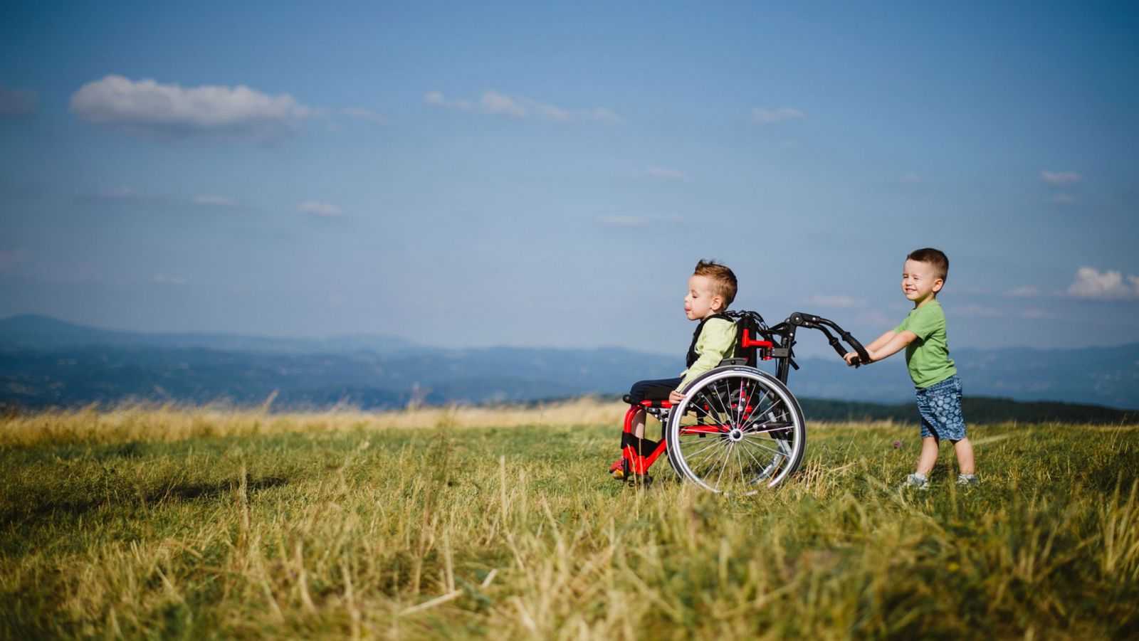 Buenas noticias de la semana del 19 al 25 de febrero.  El pequeño Unai, con parálisis cerebral, ha disfrutado de un día de montaña con sus compañeros de clase gracias a una silla de ruedas especial.