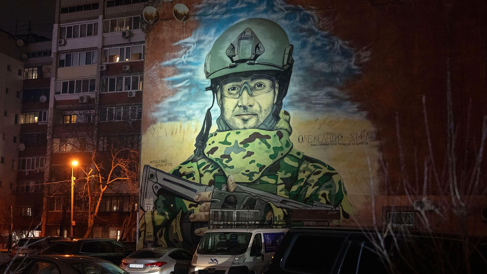 Un mural con la imagen de Oleksandr Khmil, campeón ucraniano sobre hielo y soldado voluntario, en un apartamiento en Kiev
