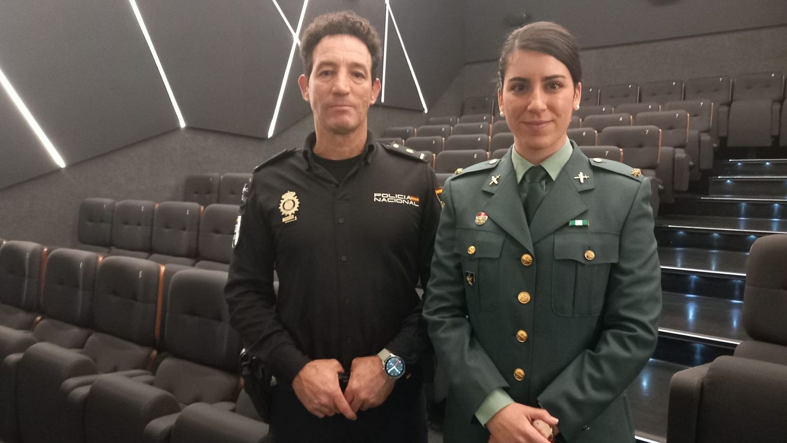 El inspector Víctor de las Heras, de Policía Nacional, con la teniente Paula Matutano , de la Guardia Civil, en su entrevista para Objetivo Igualdad