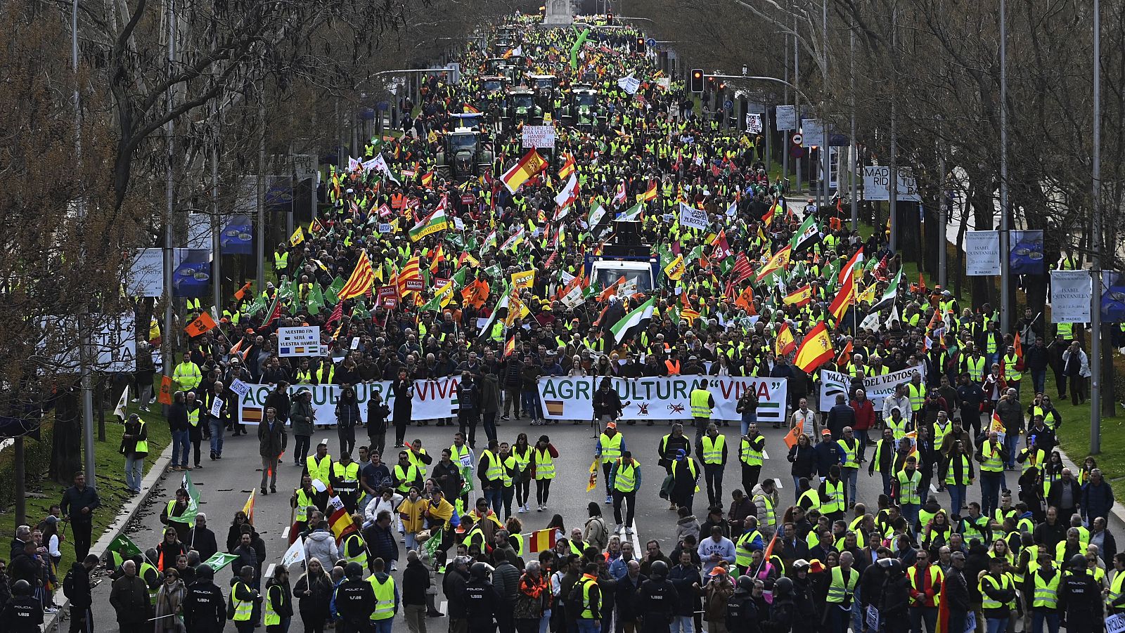 Tractorada en Madrid del 26 de febrero: los agricultores se manifiestan por los carriles centrales de la Castellana