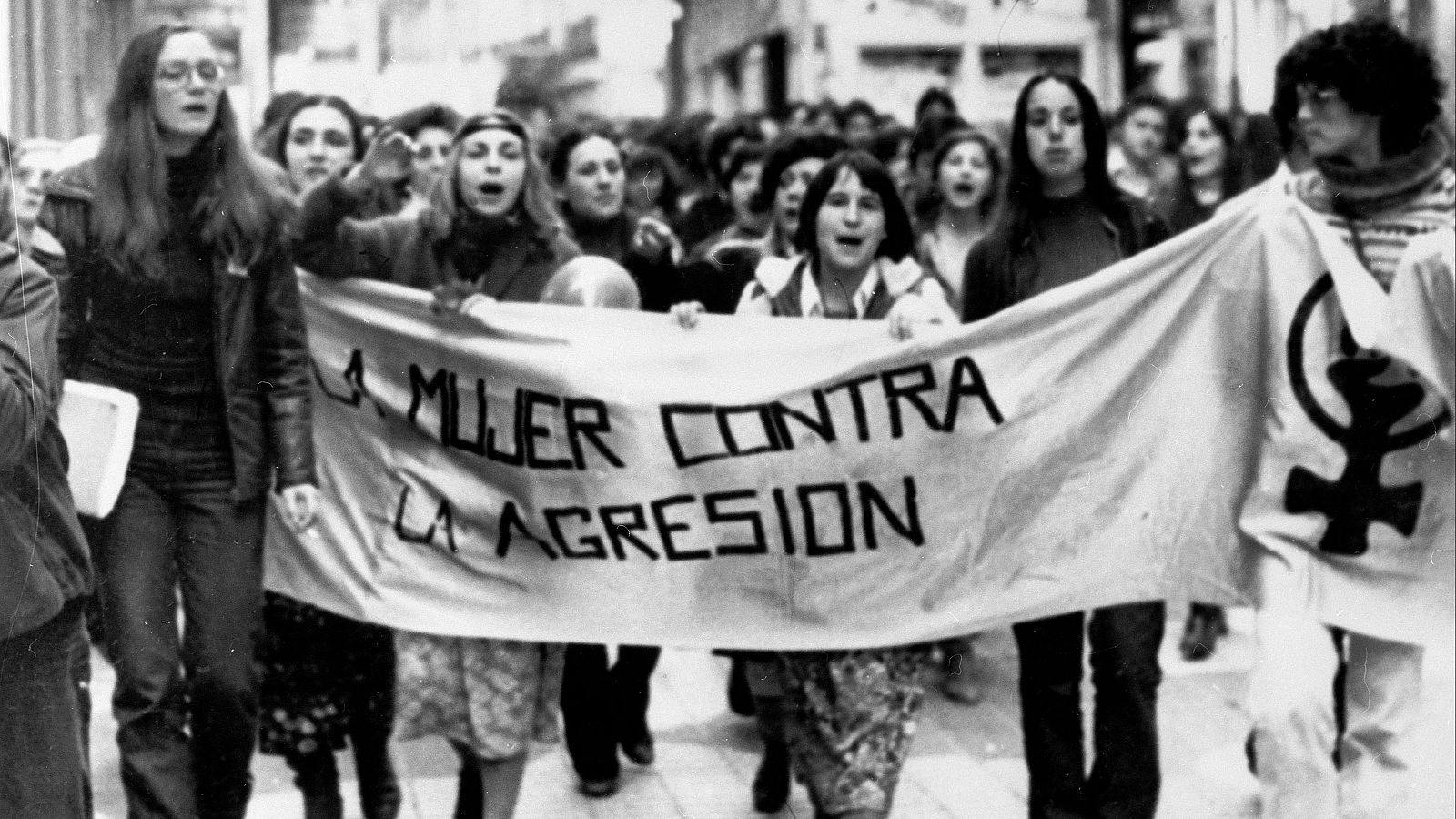 Varias mujeres protestan con una pancarta durante una manifestación celebrada el 8 de marzo de 1978 en Sevilla