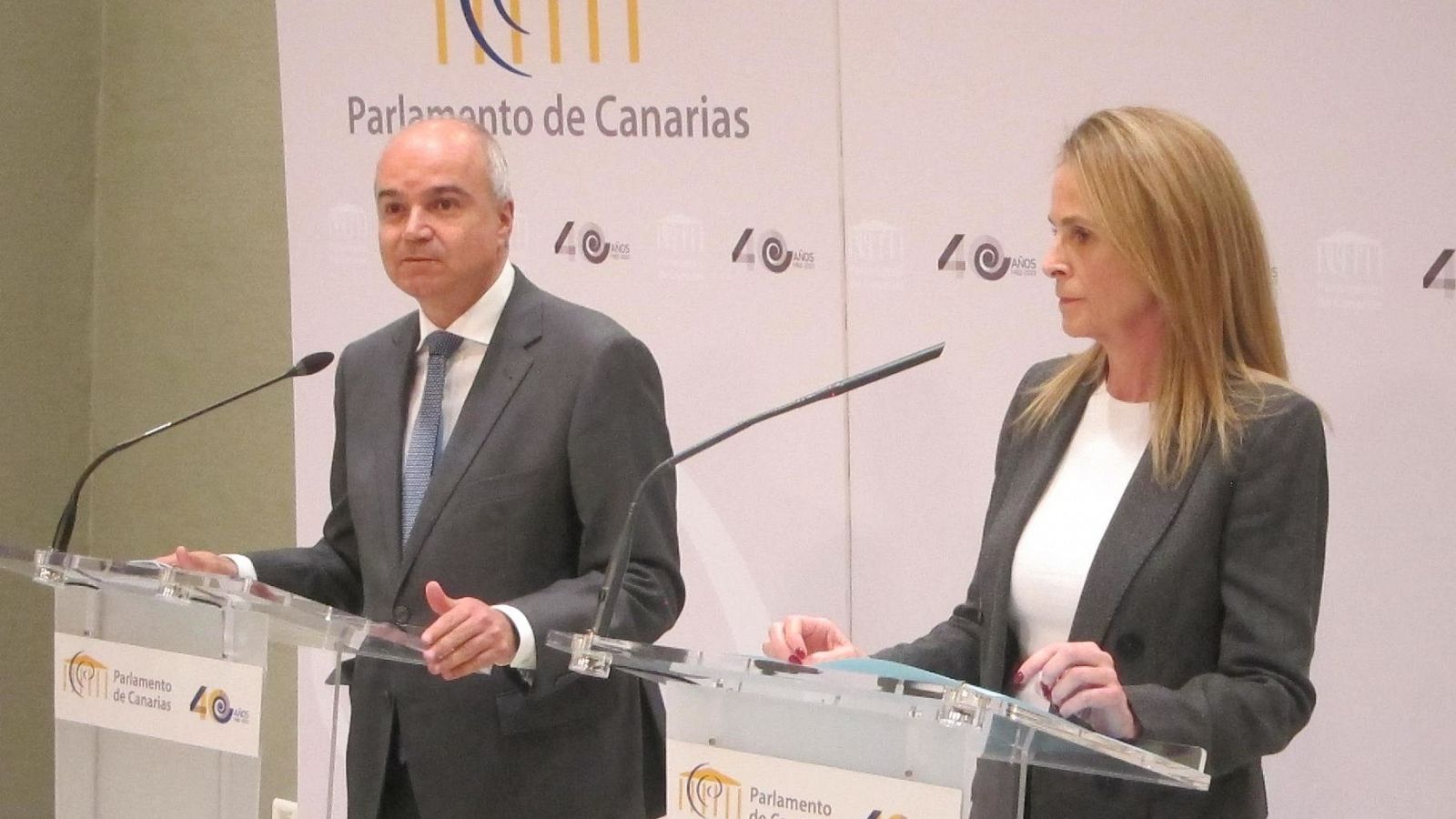 Los diputados del grupo Nacionalista Canario y del PP, José Alberto Díaz-Estébanez y Luz Reverón