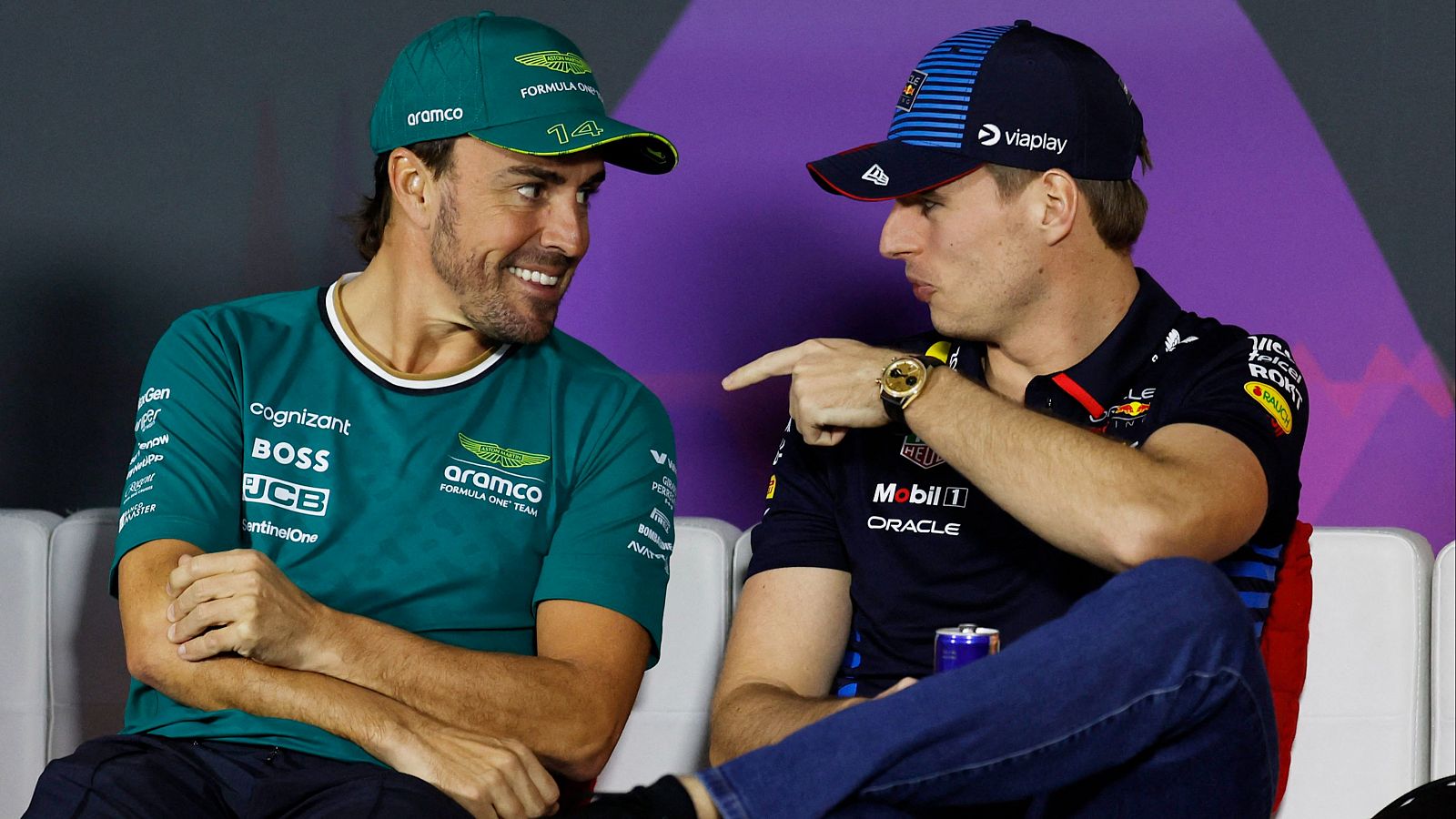 Fernando Alonso y Max Verstappen conversan en la previa del GP de Baréin.