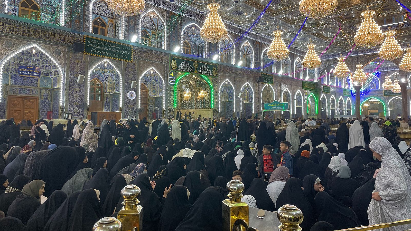 Irak ha renacido tras “años de terror”: mujeres rezando en una mezquita