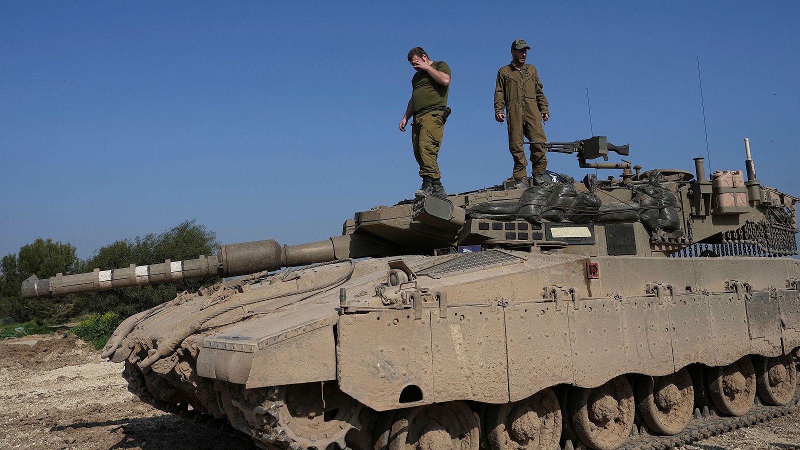 Dos soldados israelíes encima de un tanque en el norte de Gaza