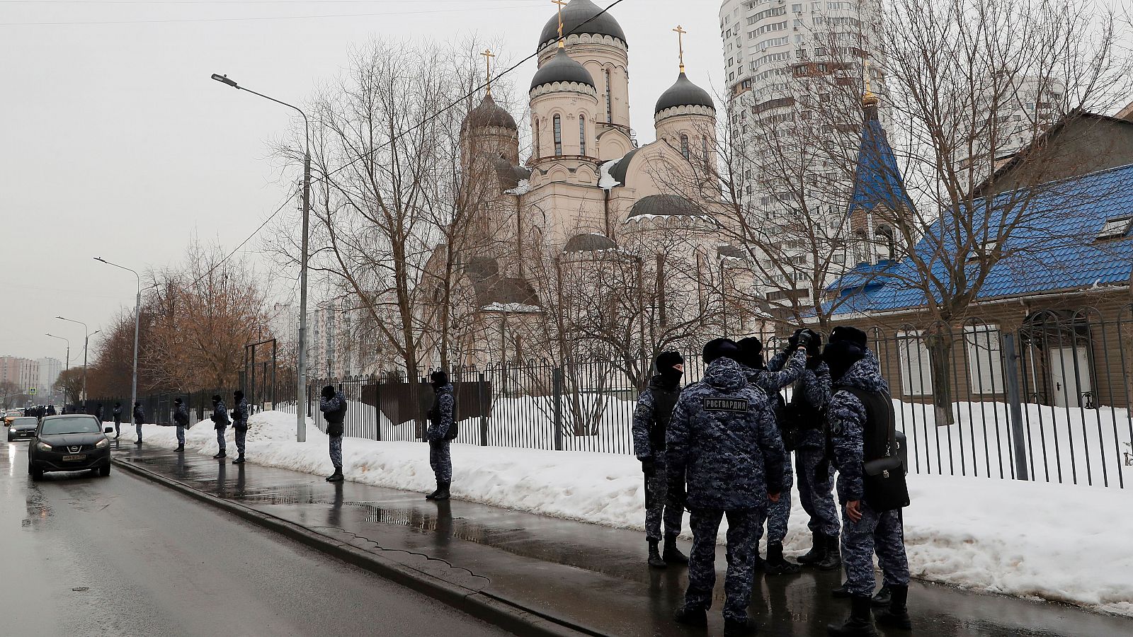 Policías rusos vigilan el área alrededor de la Iglesia del Icono de la Madre de Dios, antes del próximo funeral del difunto líder de la oposición rusa Alexei Navalni