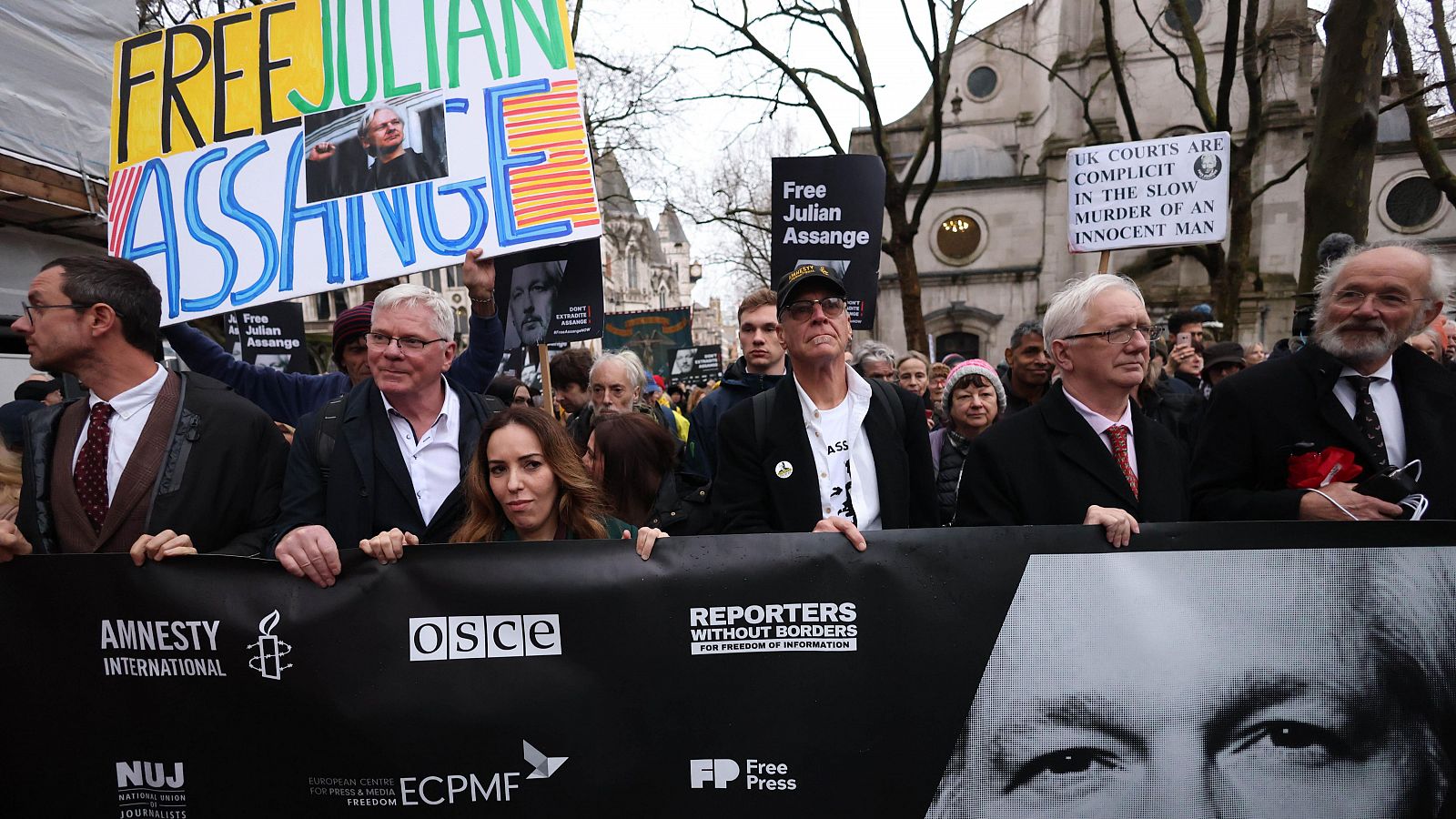 Con las gafas de Anna Bosch: la periodista analiza la figura del polémico Julian Assange
