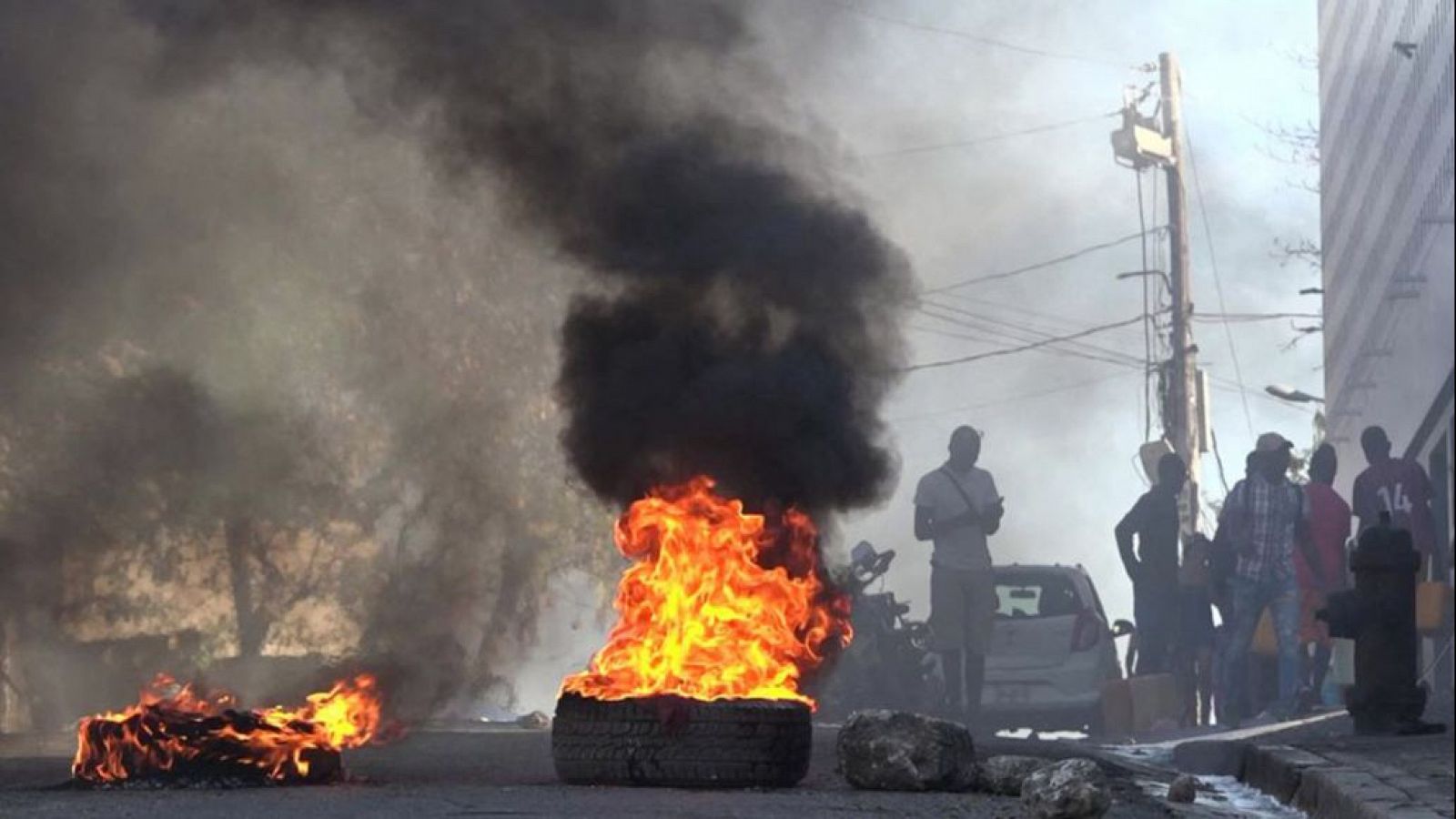 Neumáticos en llamas cerca de la prisión principal de Puerto Príncipe, Haití