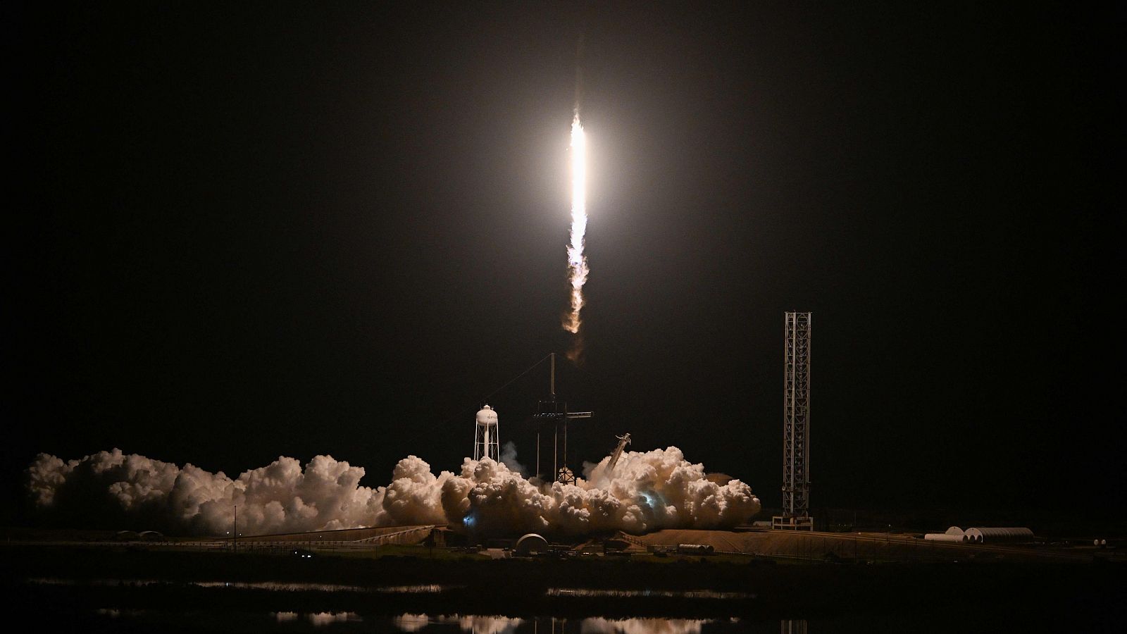 Un cohete SpaceX Falcon 9 despega desde Florida