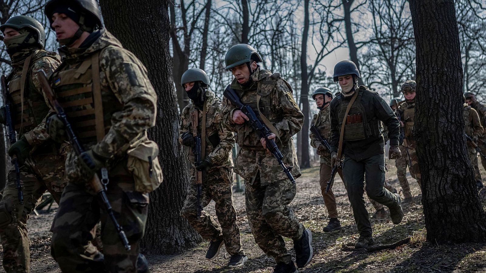 Voluntarios ucranianos entrenando para combatir en el frente de batalla