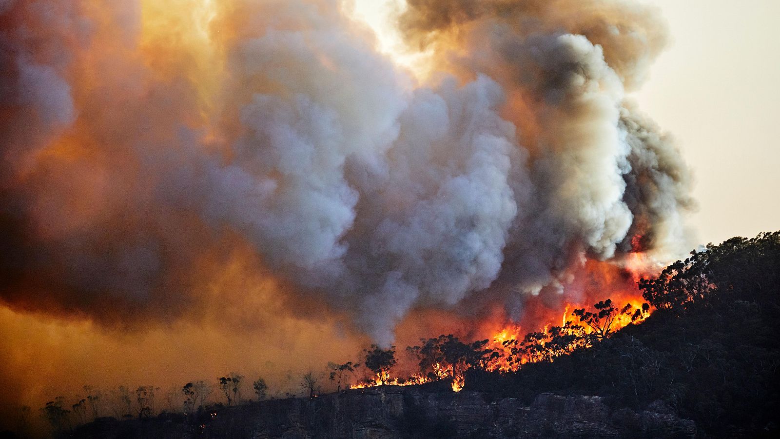 Imagen de archivo de un incendio en Las Montañas Azules, Australia
