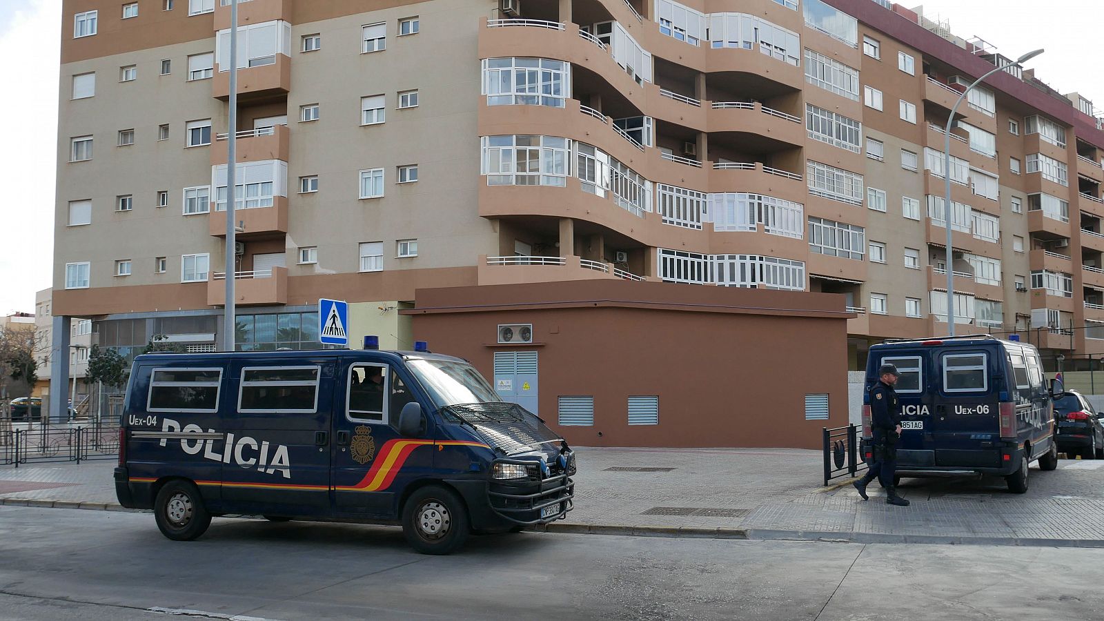 Uno de los registros, en el barrio del Real, en la operación que investiga la compra de votos en Melilla