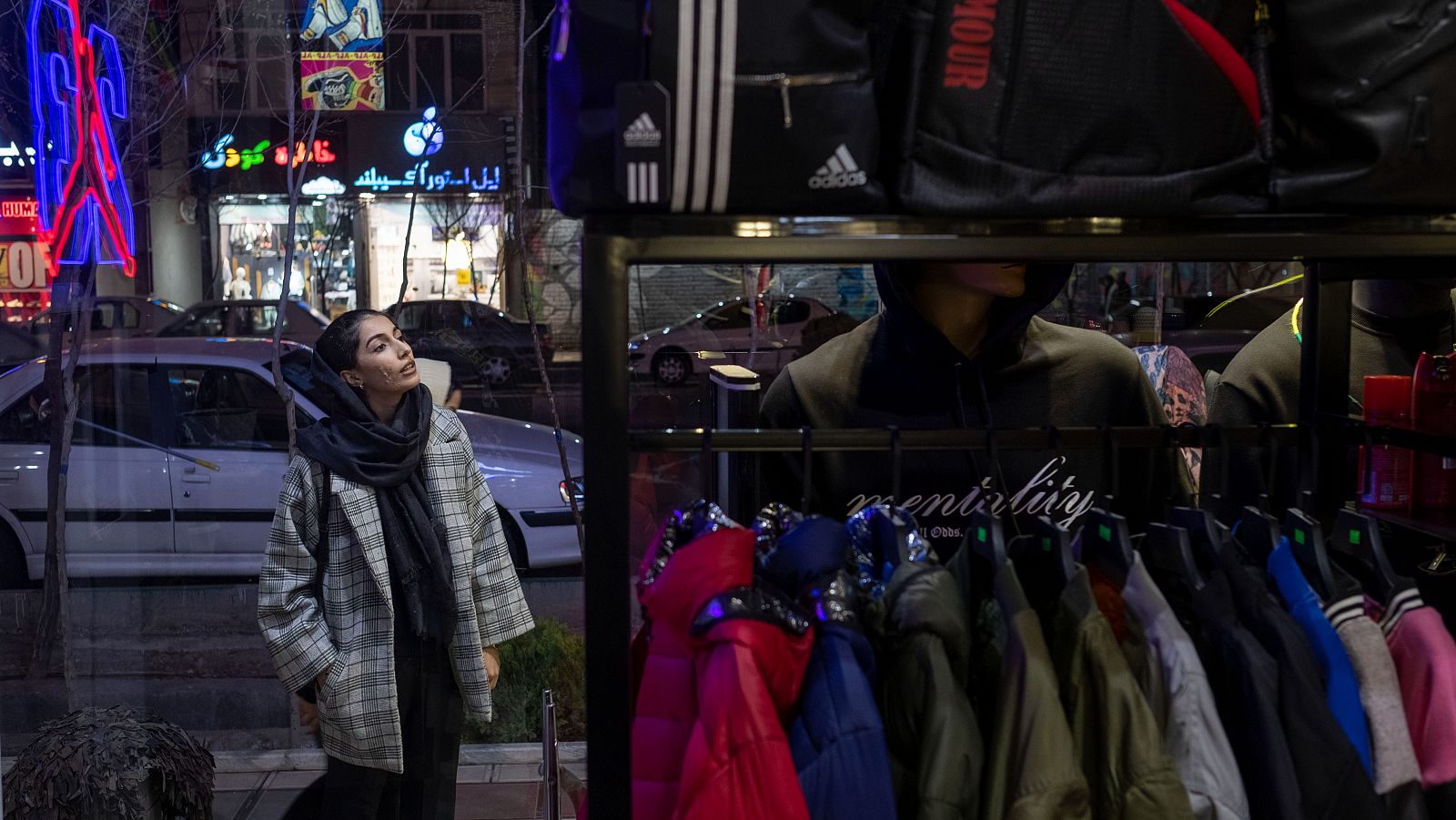 Una joven iraní ante el escaparate de una tienda
