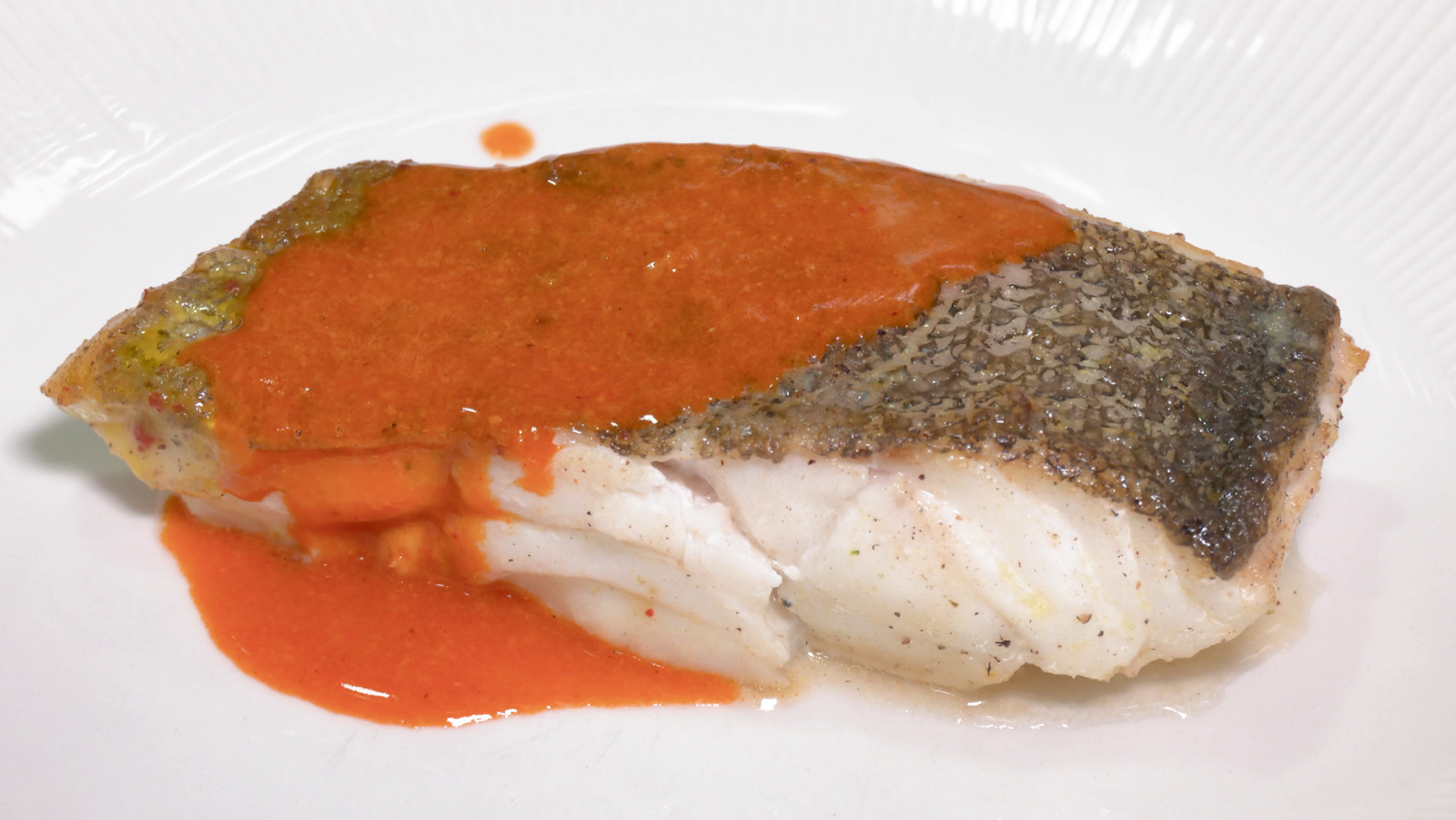 Imagen del emplatado de la receta de bacalao con salsa de carabineros