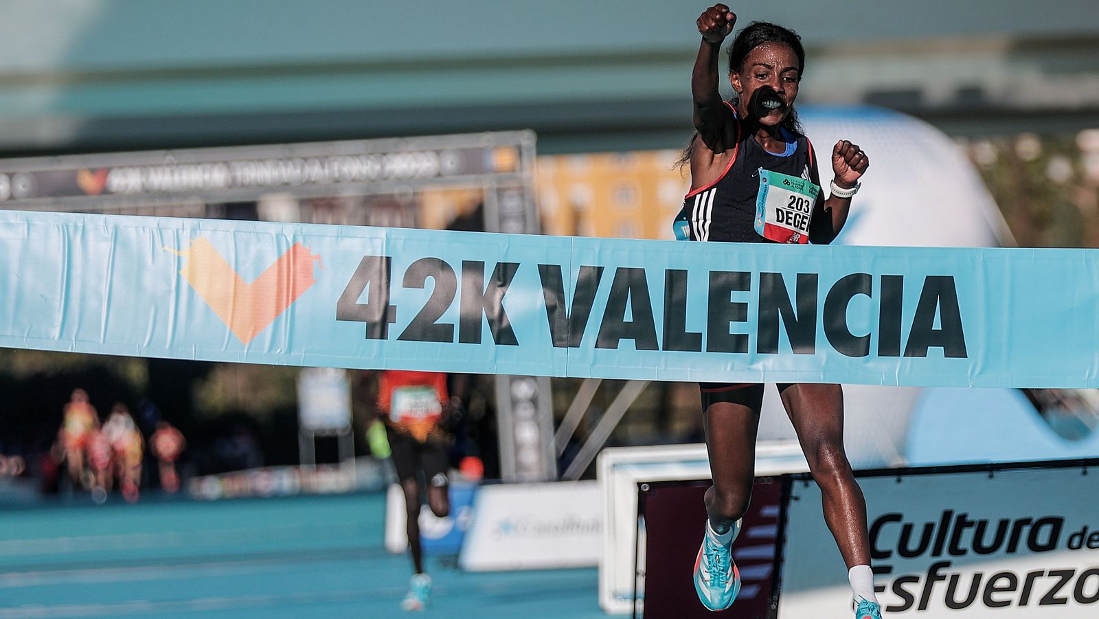 La atleta etíope Worknesh Degefa conquistó la edición 43 del Maratón Valencia Trinidad Alfonso.