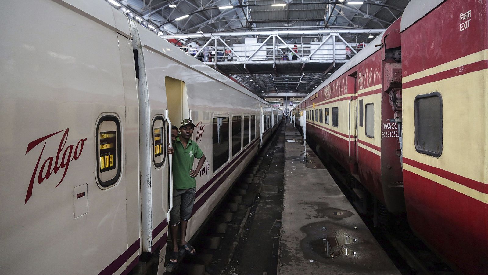 Un tren de Talgo esperando en un andén en Bombay, India