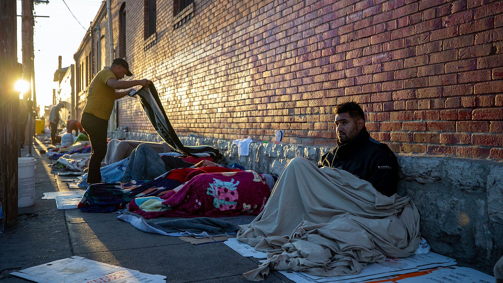 Migrantes en un campamento frente a la Iglesia del Sagrado Corazón en el centro de El Paso, Texas, este martes por la mañana